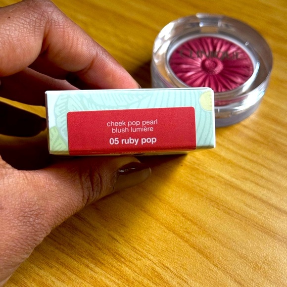 Clinique Cheek Pop Pearl Blush Lumière - Ruby Pop - Picture 3 of 4